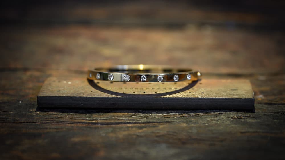 Heavy 18 Karat Yellow Gold Bracelet Set With Round Diamonds
