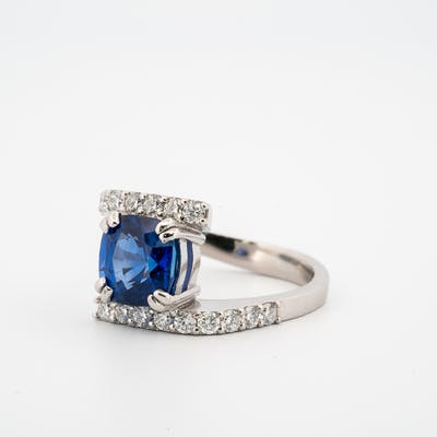 Top and side view of 3 carat cushion cut sapphire in platinum ring