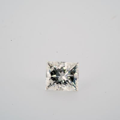 Side view of princess cut diamond GIA graded square
